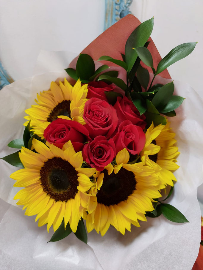 W7-Bouquet  mediano 6 rosas y 4 girasoles   $50.000