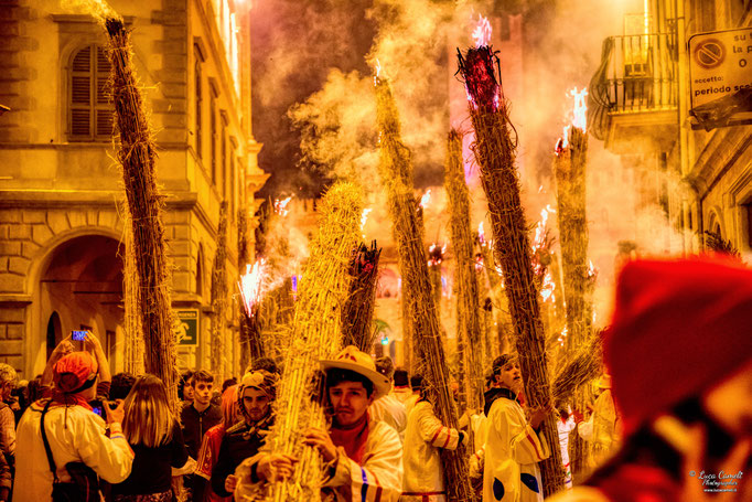 Storie Di Un Attimo • Festival Popolare Della Fotografia 2024 ~ Carnevale Storico di Offida • Processione dei Vlurd. © Luca Cameli Photographer