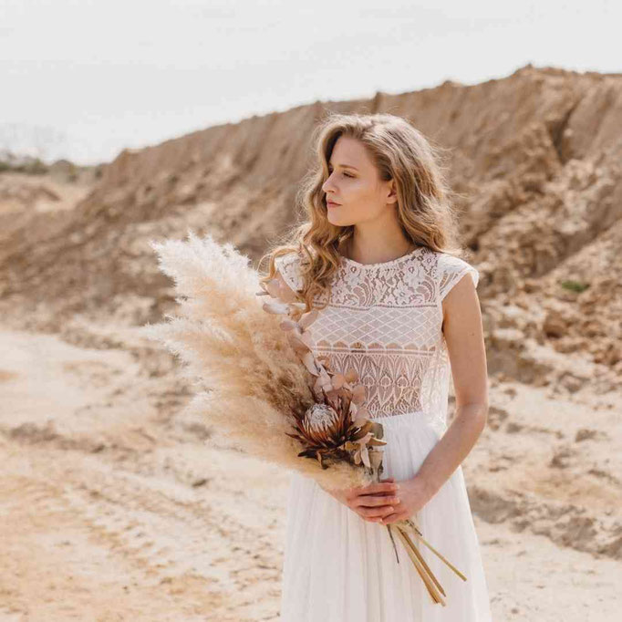 Zweiteiliges Hochzeitsoutfit für die moderne Braut: Leichtes Spitzentop kombiniert mit einem eleganten, bodenlangen Rock – ideal für standesamtliche Trauungen oder freie Zeremonien mit nachhaltigem Anspruch.