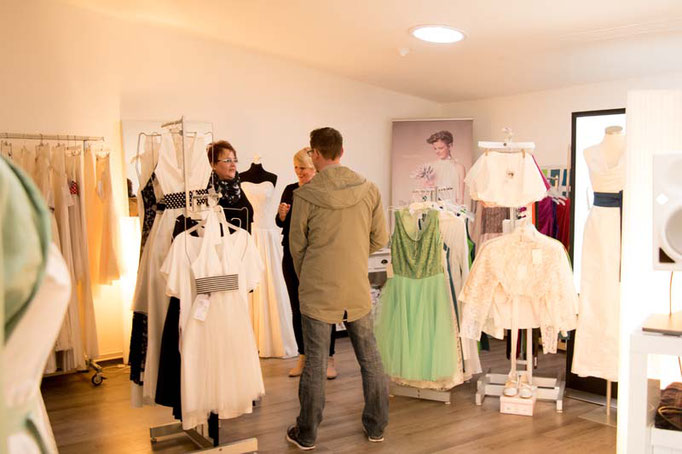 Showroom Eröffnung elementar Brautkleider und Abendkleider