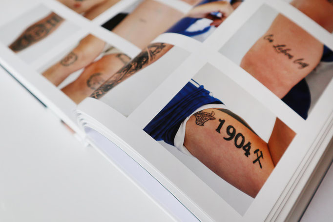 Detailansicht von Tattoos Schalker Fans im Bildband  »Ein LEBEN LANG – Schalke unter der Haut« von High Life Tattoo Marius Sahlmann