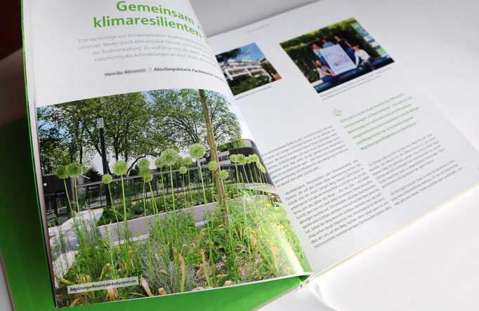 Doppelseite des Buches: "Von der Kohlestadt zur Klimastadt. Bottrop. Unsere Stadt"