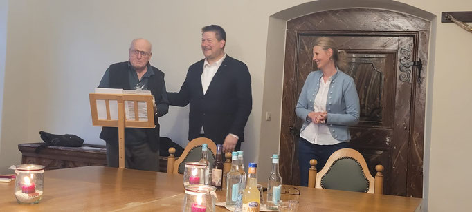 Geschenk an Ortsheimatpfleger Gerd Zimmer