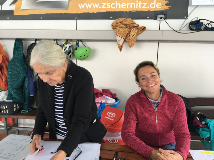 Die Info- und Beschriftungstheke: Gaby Leyer und Melanie Trippel