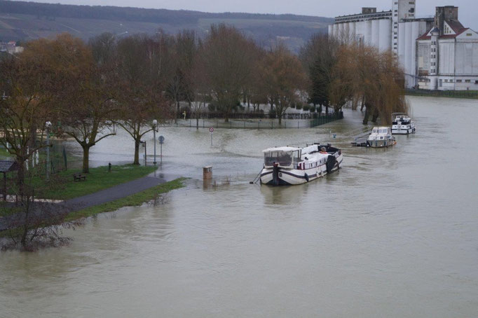 Au fond, à gauche du troisième bateau : le départ de la Véloroute V4.