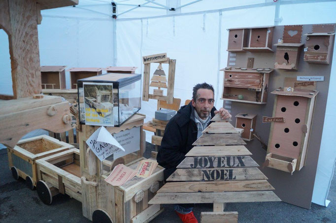 100% palette. A Crézancy, Hervé Verhegge fabrique meubles et objets de décoration avec du bois de récupération.