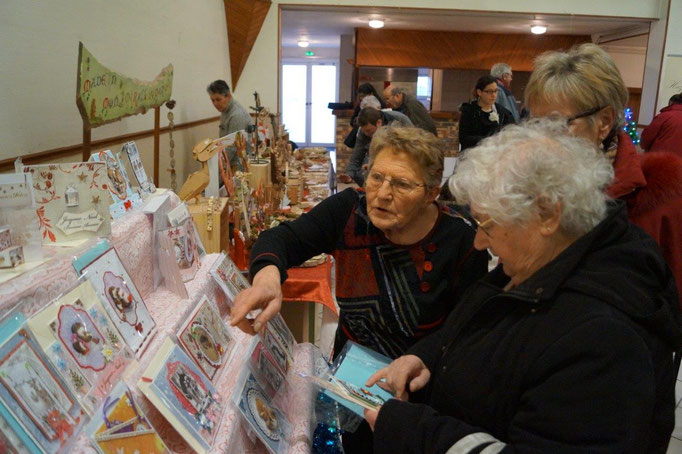 A gauche : Yvette Diouy, de Dhuys-et-Morin-en-Brie, crée toutes sortes de cartes événementielles.