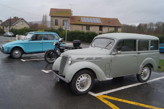Des véhicules anciens apportent une petite touche de nostalgie.