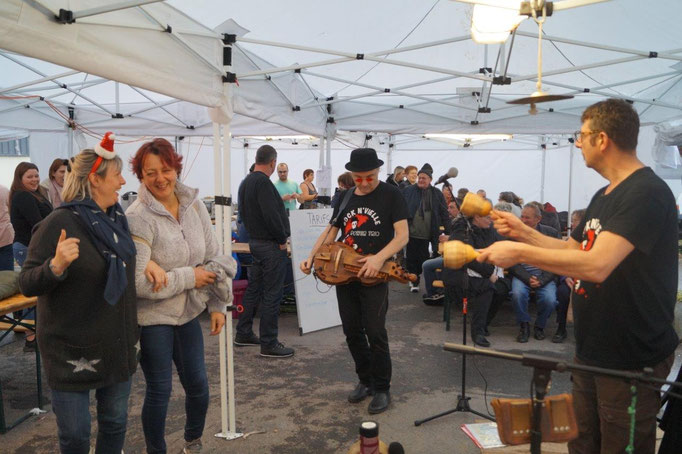 Le groupe Rock N' Vielle met l'ambiance sous le chapiteau de la buvette.