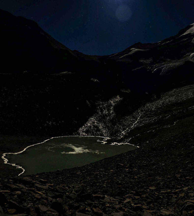 Glazing moon light in frozen lakes.