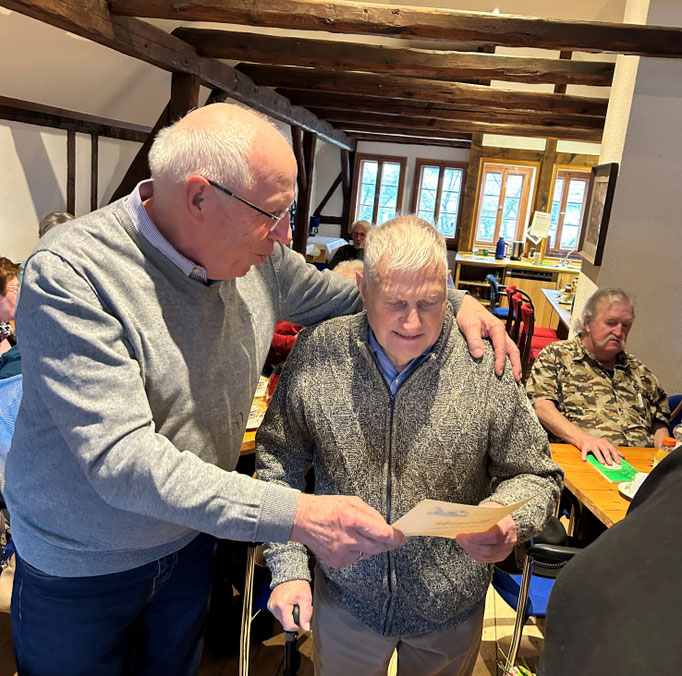 Ehrenmitglied Dieter Möbius hält seine Urkunde in der Hand