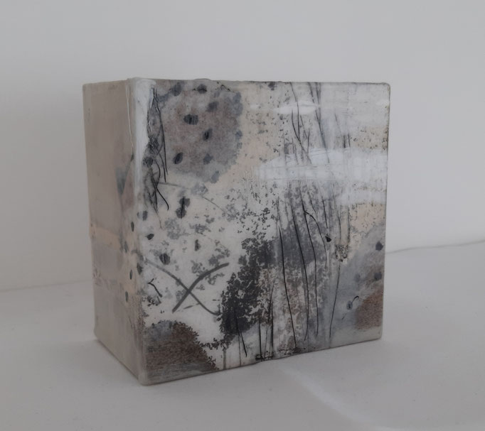 121 Mixed Media Holzkörper 10x10x6 cm 