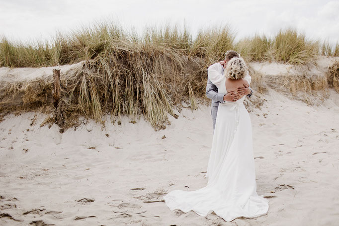 Strandhochzeit, hochzeitostsee, hochzeitnordsee, hochzeitbensersiel, hochzeitheiligenhafen, hochzeitbremen, hochzeitstuhr, hochzeitoldenburg, braut, sabinelangefotografie, brautkleid, heiraten, jever, braut