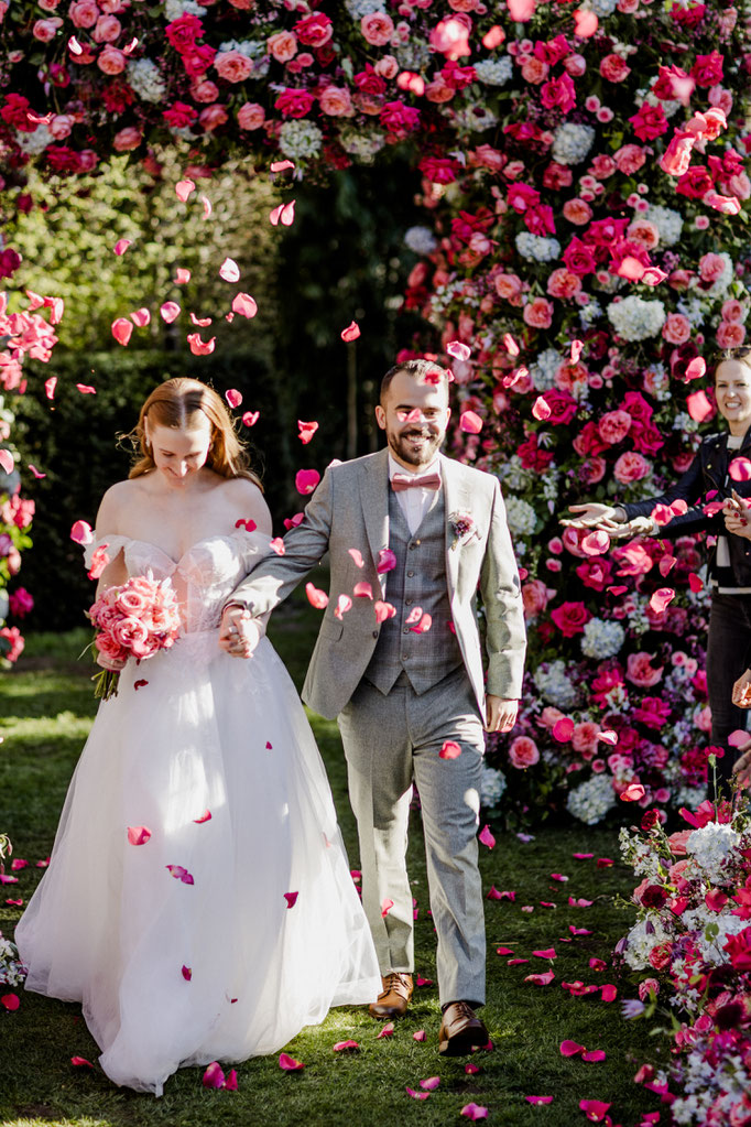 Strandhochzeit, hochzeitostsee, hochzeitnordsee, hochzeitbensersiel, hochzeitheiligenhafen, hochzeitbremen, hochzeitstuhr, hochzeitoldenburg, braut, sabinelangefotografie, brautkleid, heiraten, jever, braut