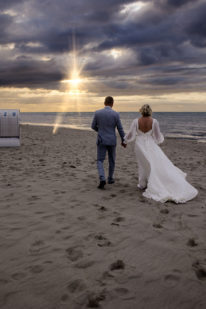 Strandhochzeit, hochzeitostsee, hochzeitnordsee, hochzeitbensersiel, hochzeitheiligenhafen, hochzeitbremen, hochzeitstuhr, hochzeitoldenburg, braut, sabinelangefotografie, brautkleid, heiraten, jever, braut