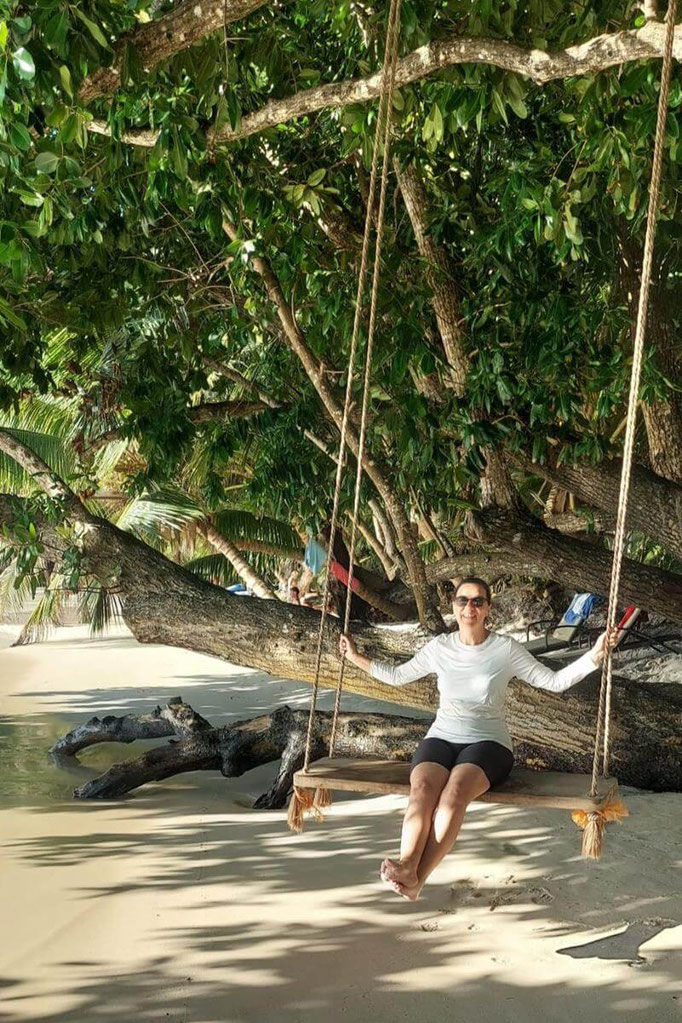Ich schaukel vor der Beach Bar Koko Loko am Anse Lazio auf Praslin, Seychellen
