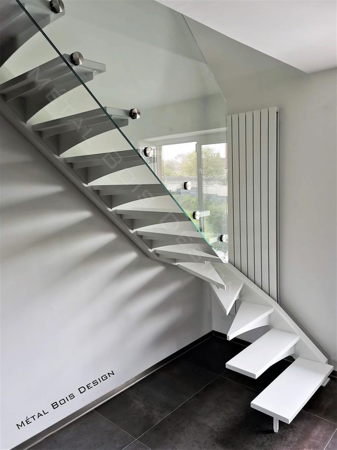 Escalier sur mesure à limon unilatéral et marche suspendues full white et rampe en verre