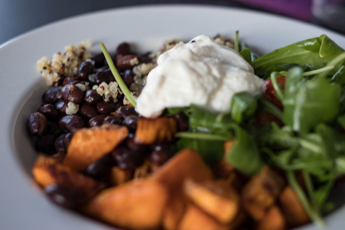 Kubanisch angehauchte Quinoa Bowl