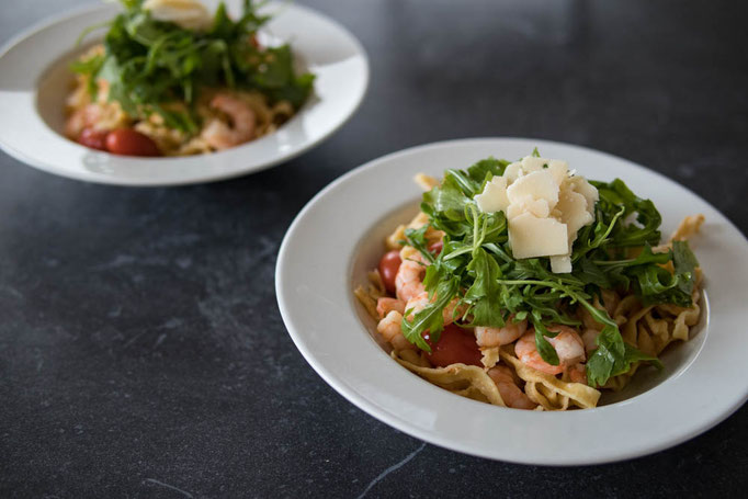 Knoblauch Chili Pasta mit Rucola und Garnelen