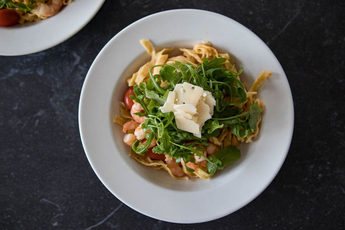 Knoblauch Chili Pasta mit Rucola und Garnelen