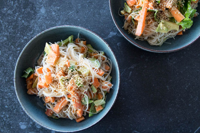 Reisnudelsalat mit Erdnuss Dressing