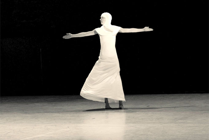 "Joanna Tentata" - choreography: Teet Kask - dancers: Mareike Franz, Lihito Kamiya_10