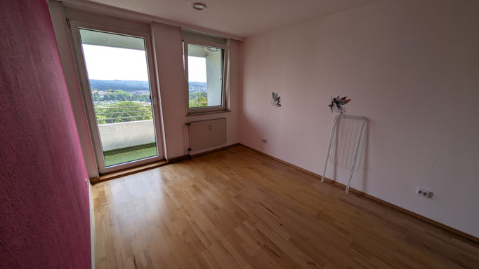 Schlafzimmer mit Ausblick und Balkonaustritt