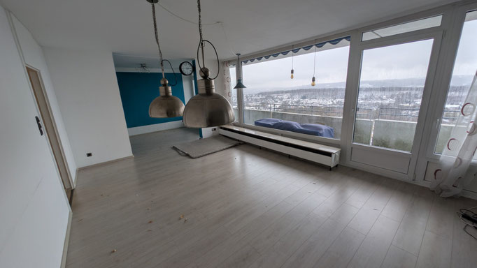 großes Wohnzimmer mit Panoramafenster