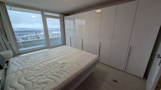 Schlafzimmer mit 4 Meter Kleiderschrank