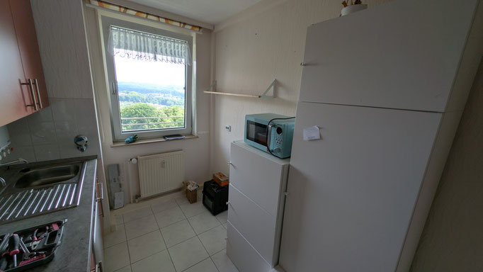 Küche mit Fenster zum Balkon