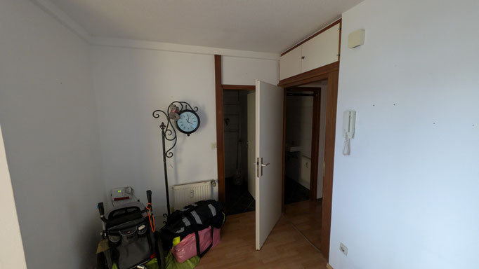 Diele mit Eingang Wannenbad, Zugang Vor-Diele mit Stauraum-Überbau