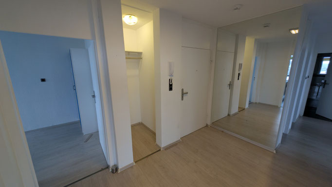 Flur mit Eingangstür und Abstellraum 1/Garderobe