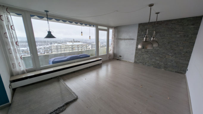 großes Wohnzimmer mit Panoramafenster