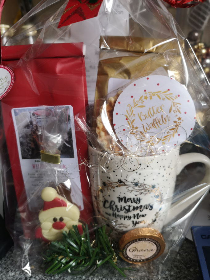 Bechergeschenk mit Tee und Schokolade.