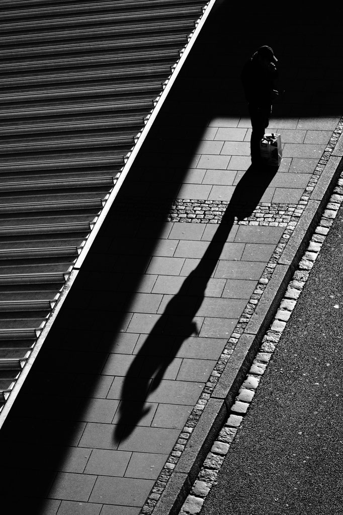 Freiburg 50 mm F1.1 - Wartende Personen Busbahnhof