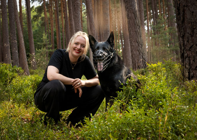 Hundefotografie; Hund und Mensch im Wald