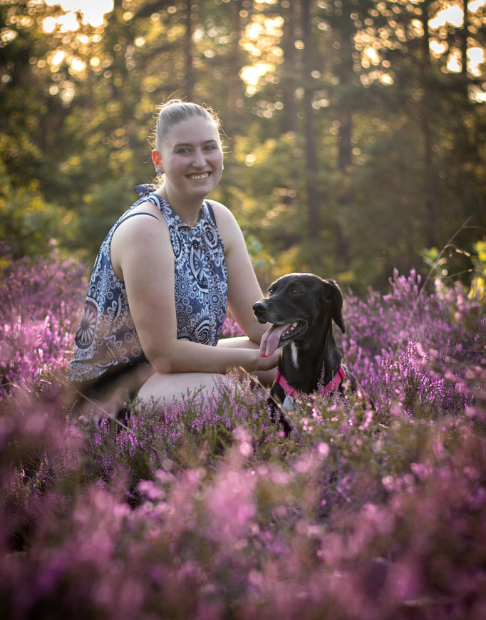 Hundefotografie; Hund und Mensch in der Heide