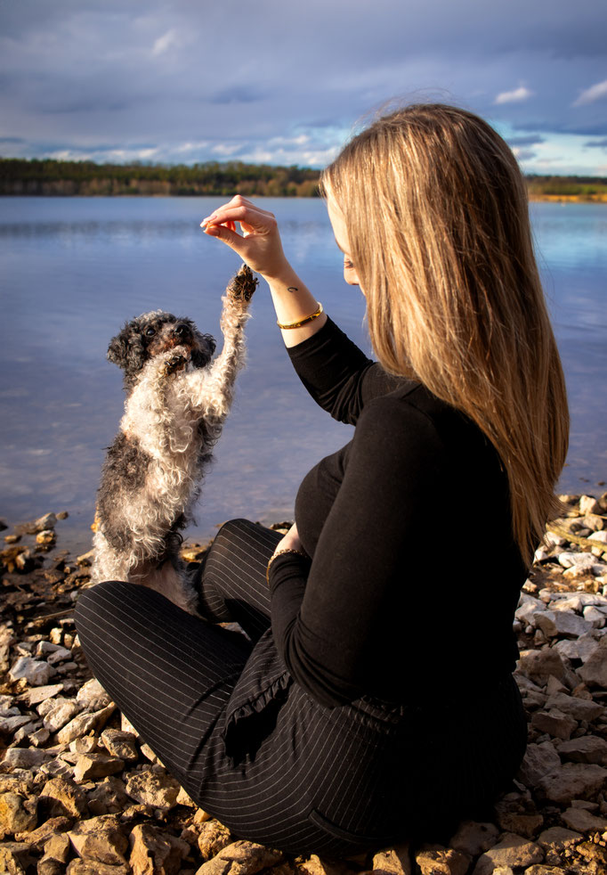 Hundefotografie; Hund und Mensch am See