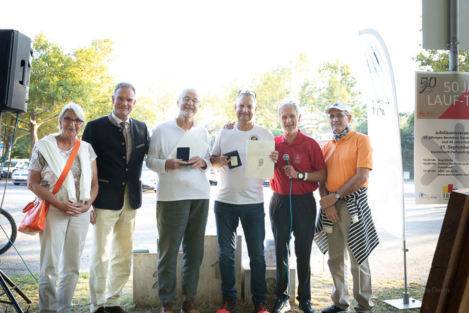 45. Hutzellauf 2024, Darmstädter Lauf-Treff, v. l. n. r. DOG-Präsident Gregor von Opel, Gründer Walter Schwebel, Ingo Neumann, DOG Zweigstelle Darmstadt Vorsitzender Norbert Lamp Foto: Christa Daum