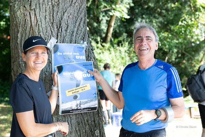 45. Hutzellauf 2024, Darmstädter Lauf-Treff, Krimiautor Andreas Ross mit Gast, Foto: Christa Daum