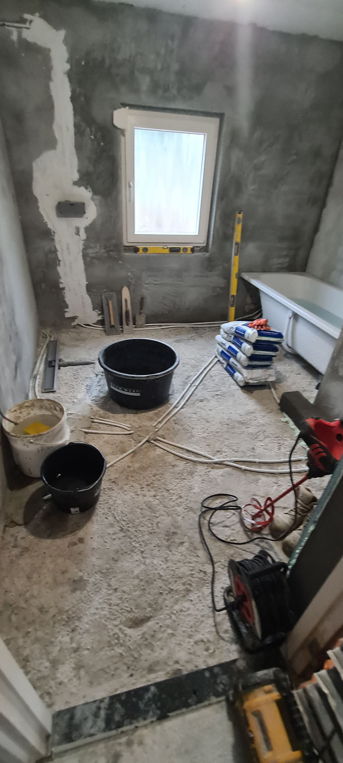 BTK Tegelzetters Venlo - renovatie badkamer te Herkenbosch - dekvloer smeren