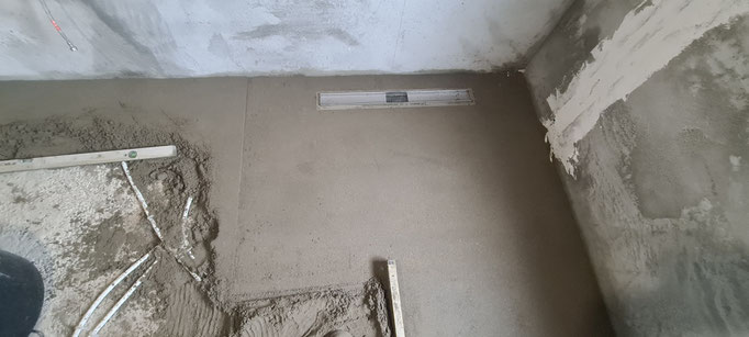 BTK Tegelzetters Venlo - renovatie badkamer te Herkenbosch - dekvloer smeren
