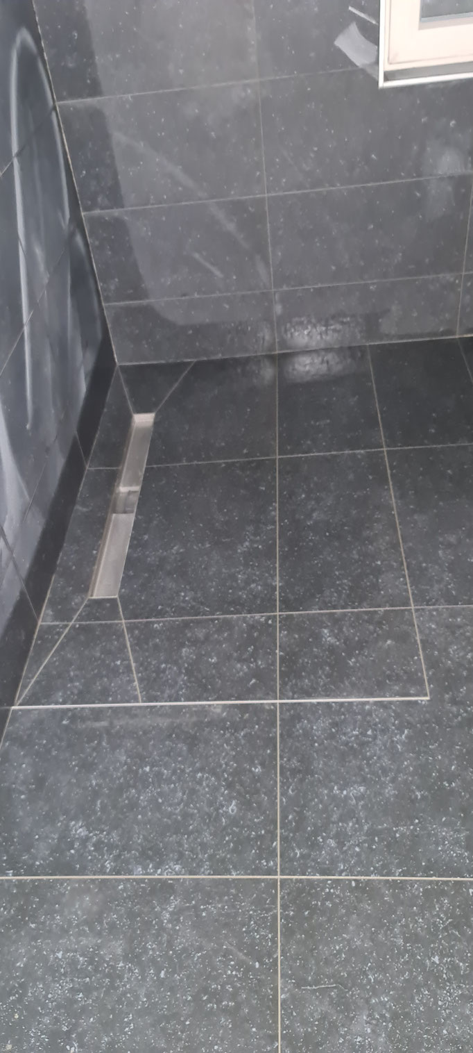 BTK Tegelzetters Venlo - renovatie badkamer te Herkenbosch - tegelwerk inloopdouche drain