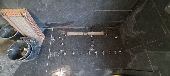 BTK Tegelzetters Venlo - renovatie badkamer te Herkenbosch - tegelwerk inloopdouche drain