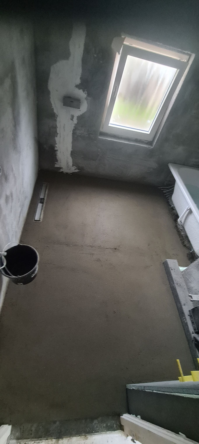 BTK Tegelzetters Venlo - renovatie badkamer te Herkenbosch - dekvloer smeren