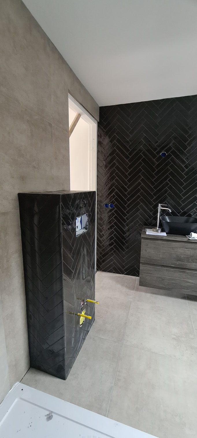 BTK Tegelzetters Venlo - toilet betegelen in visgraat patroon - volledig in verstek en doorlopend - te Venlo