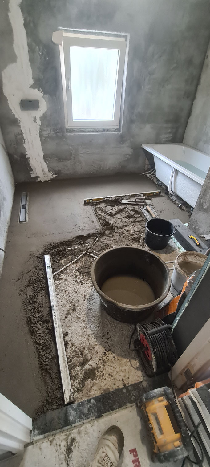 BTK Tegelzetters Venlo - renovatie badkamer te Herkenbosch - dekvloer smeren