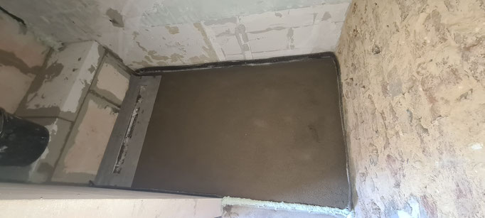 BTK Tegelzetters Venlo - inloopdouche vloer smeren op afschot - badkamer te Simpelveld