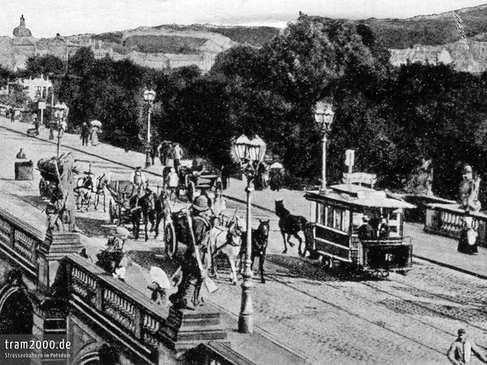 Wagen 16 der Potsdamer Pferdebahn auf der 1888 errichteten Langen Brücke