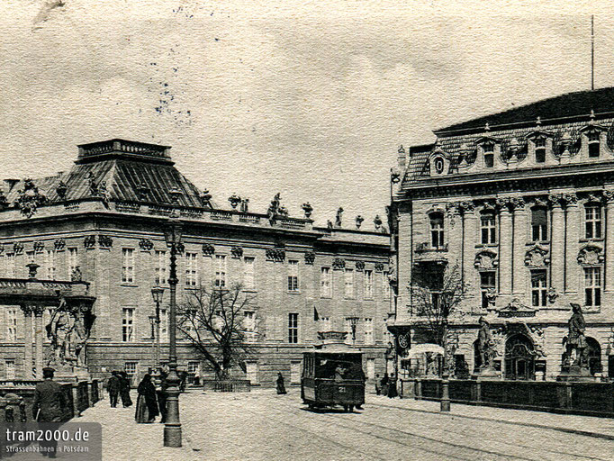 Wagen 21 der Potsdamer Pferdebahn vor dem neuen Palast-Hotel.